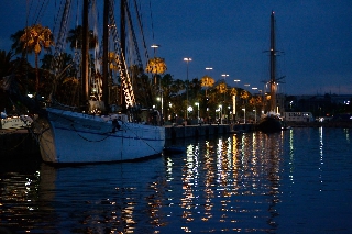 Barca di notte su romantiche acque