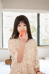 Bella ragazza giapponese che mangia una arancia