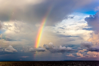Bellissima parte di arcobaleno in un meraviglioso cielo paradisiaco