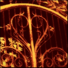 Cancello antico con disegno di cuore