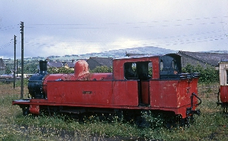 Carrozza motrice di vecchio treno abbandonata nel prato