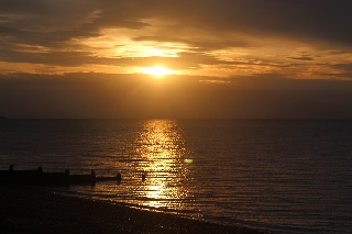 Cielo e mare dorati al tramonto