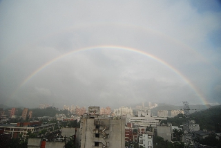 Doppio arcobaleno che sovrasta una città