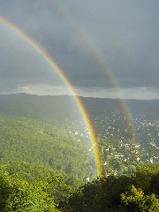 Doppio arcobaleno in verticale