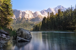 Paesaggio mozzafiato con lago, alberi e montagne
