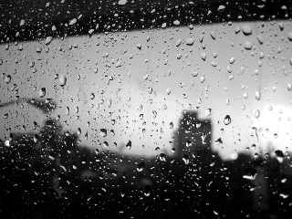 Pioggia sul finestrino ingrediente di una giornata triste