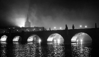 Ponte della romantica Praga di notte in bianco e nero
