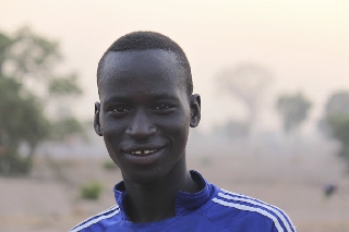 Ragazzo del Senegal con bel sorriso nella natura