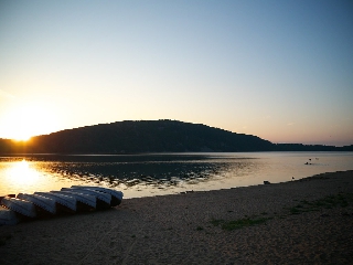 Sole che tramonta dietro isola