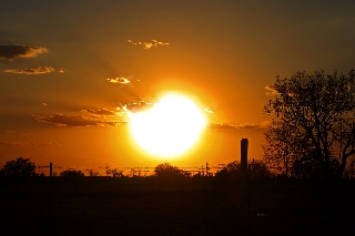 Sole gigante in cielo limpido al tramonto