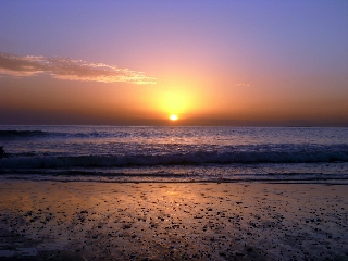 Spiaggia e mare con cielo quasi limpido al tramonto