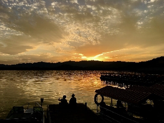 Tramonto spettacolare su una incantevole baia