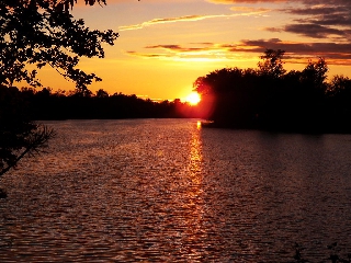 Tramonto su lago in primo piano