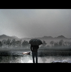 Uomo con ombrello al lago in scena malinconica