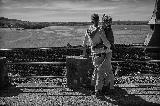 Immagine romantico Abbraccio romantico in bianco e nero davanti a distesa