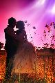 Immagine sposi Abbraccio romantico tra sposi sotto un cielo violaceo
