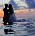 Immagine romantico Amore tra sposini immersi in oceano romantico