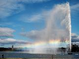 Immagine sotto Arcobaleno basso sotto gli spruzzi di acqua di una fontana