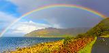 Arcobaleno bellissimo su bel paesaggio naturale sul mare