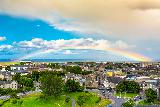 Immagine arcobaleno bello Arcobaleno bello sopra città e verde molto pittoreschi