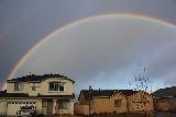 Immagine arcobaleno Arcobaleno ben delineato sopra le case