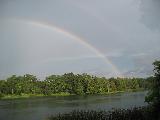 Arcobaleno che costeggia fiume