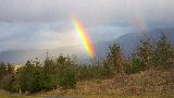 Arcobaleno che fuoriesce dal cielo come saetta