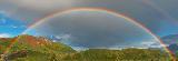 Immagine arcobaleno Arcobaleno che incornicia bellissime montagne verdi