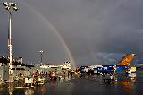 Arcobaleno che nasce da pista di atterraggio di aerei