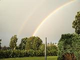 Immagine arcobaleno Arcobaleno che parte da boschetto