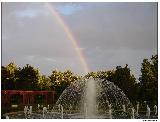 Immagine arcobaleno Arcobaleno che parte da sommità di bella fontana