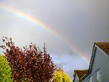 Arcobaleno che parte da villette a schiera