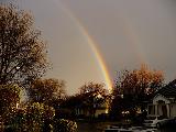 Immagine arcobaleno Arcobaleno che parte da zona con villette