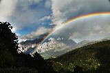 Immagine arcobaleno Arcobaleno che sembra flusso luminoso che parte da base di montagne