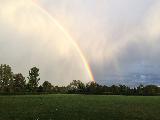 Arcobaleno che sembra fontana che spruzza alto nel cielo