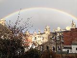 Immagine arcobaleno Arcobaleno che sembra unire diversi edifici di Edimburgo