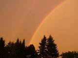 Immagine confonde Arcobaleno che si confonde in cielo arancione