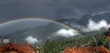 Immagine arcobaleno Arcobaleno che si delinea sopra tetti di case