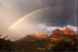 Immagine arcobaleno Arcobaleno che si dirige verso due grandi montagne
