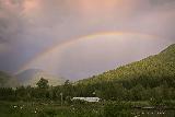 Arcobaleno che si estende tra montagne