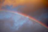 Immagine arcobaleno Arcobaleno con colori spenti sovrastato da nuvola arancione