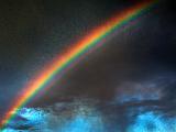 Immagine arcobaleno Arcobaleno con colori vivi in un cielo blu e nero