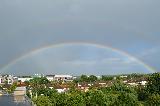 Immagine arcobaleno Arcobaleno con sottile doppio sopra la città