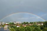 Arcobaleno con sottile doppio sopra la città