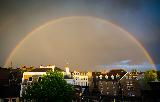 Immagine arcobaleno Arcobaleno con sotto luce giallina che illumina città