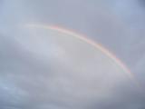 Arcobaleno delicato in cielo che sembra soffice cotone