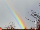 Immagine arcobaleno Arcobaleno di grande spessore che sale verso il cielo