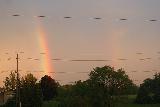 Immagine arcobaleno Arcobaleno dietro tralicci della corrente