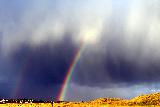 Immagine arcobaleno doppio Arcobaleno doppio che fuoriesce da nuvole molto minacciose