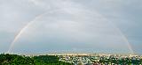 Immagine arcobaleno Arcobaleno fino su bel prato verde e abitazioni